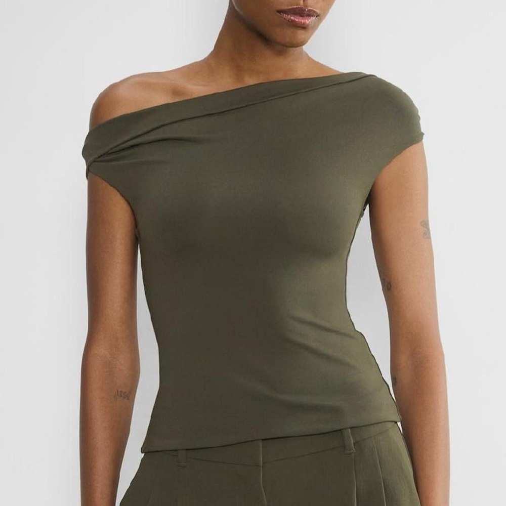 Aritzia Original Contour Ravish Top